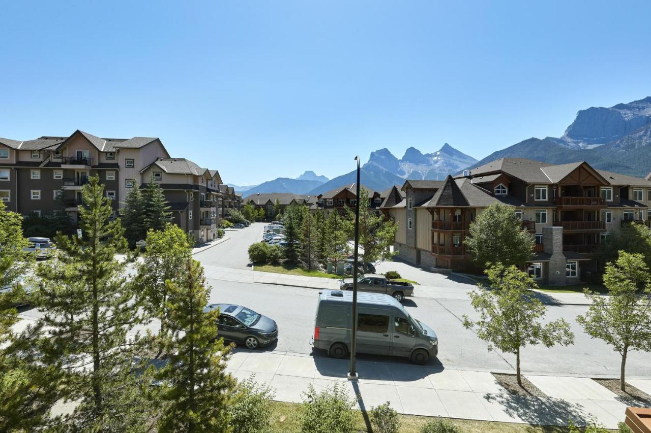 Sunset Ridge - Luxurious Corner Condo - Spectacular Mt Views With Open Pool! Canmore Bagian luar foto